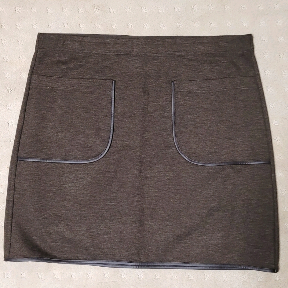 🔹3/$15🔹Women's Heather Brown Skirt w/thin black leather trim